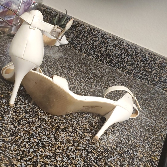 White high heels - Picture 2 of 3